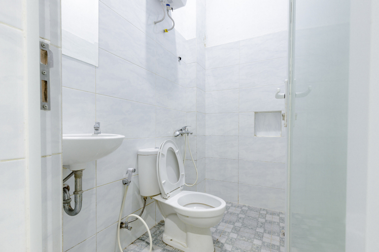 RedDoorz Plus near Thamrin Plaza Medan - Tap to explore photos