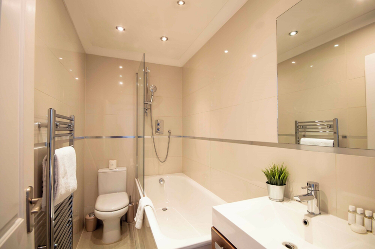 Bathroom, Lexham Gardens by Viridian Apartments, London