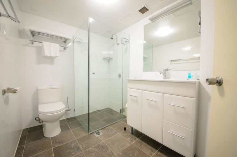 Bathroom 5, Central Hillcrest Apartment Hotel, Brisbane