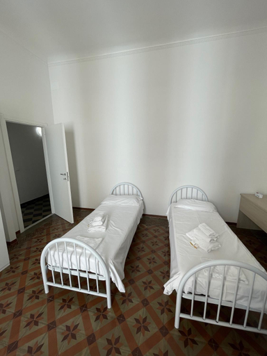 Others 4, Cavour 414, La Spezia