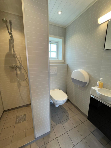 Bathroom 1, Klingenberg Rorbuer, Moskenes