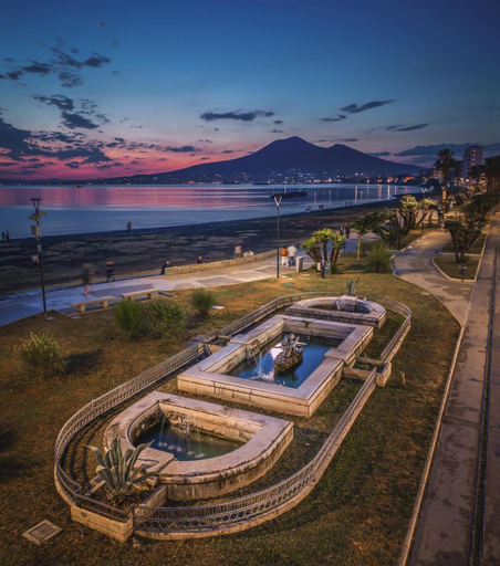 Others 4, Caroline's Home, Napoli