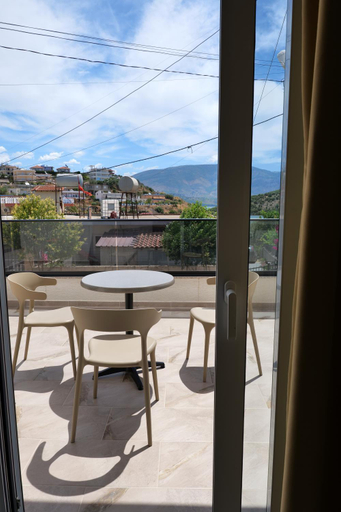 Others 5, Hotel ZEKA, Sarandës