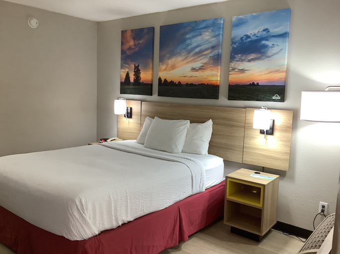 Bedroom 3, Days Inn by Wyndham Kingdom City, Callaway