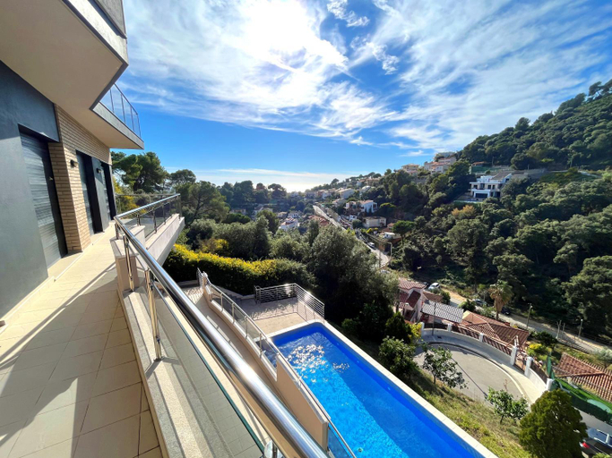 Others 4, Villa de lujo con vistas al mar y piscina privada, Barcelona