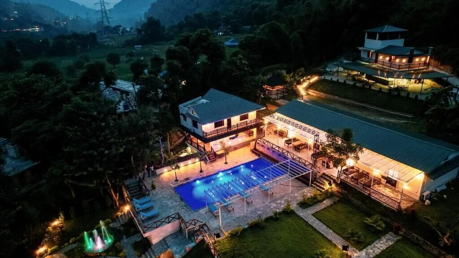 Exterior & Views