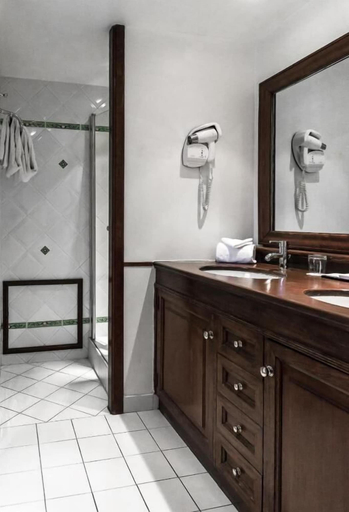 Bathroom 5, Hôtel la Magnaneraie, Gard