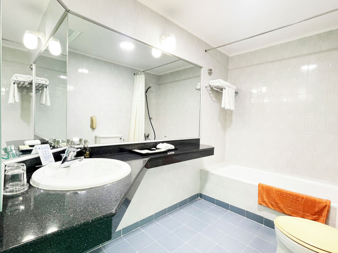 Bathroom 5, Bat Dat Hotel, District 5