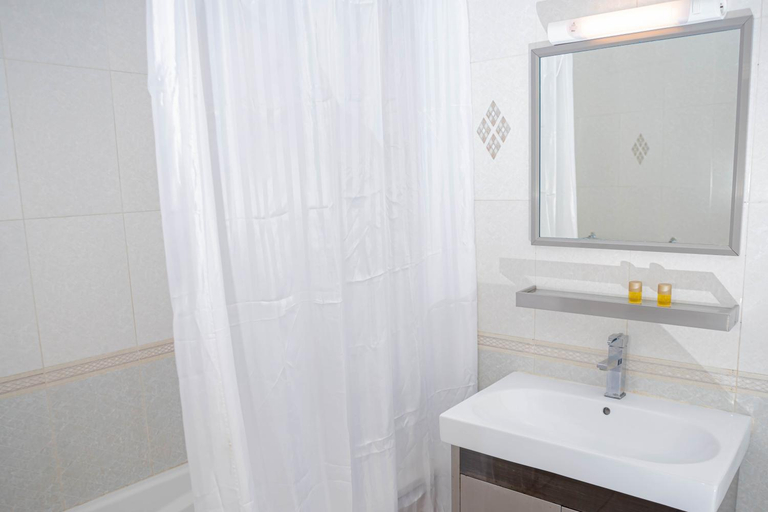 Bathroom 4, Hotel Hibiscus Louis, Komo-Mondah