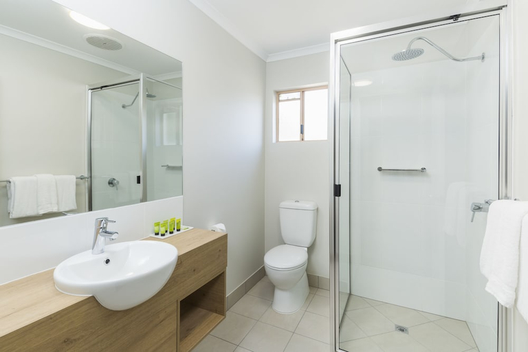 Bathroom 2, BALACLAVA HOTEL, Cairns