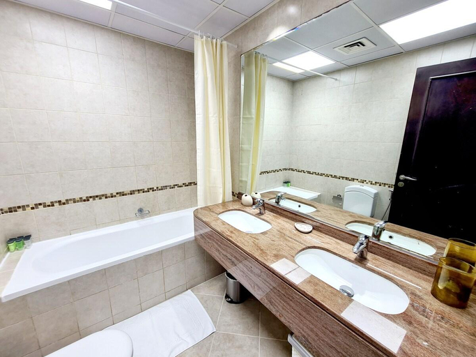 Bathroom 5, Panoramic view next to JBR beach, Dubai