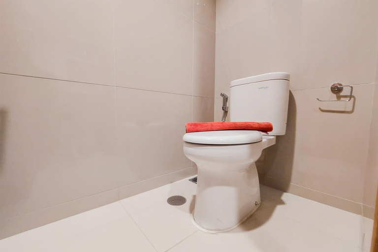 Bathroom 2, Cozy Studio High Floor at Tree Park City Cikokol Apartment By Travelio, Tangerang
