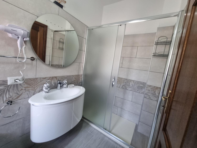 Bathroom 2, Il Giglio del Mare, Nuoro