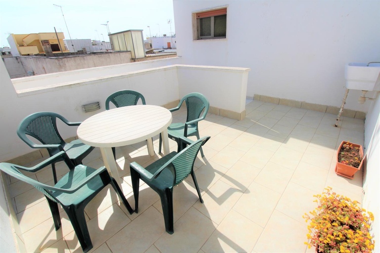 Facilities 2, Trilocale arancione climatizzato con terrazza panoramica, Lecce