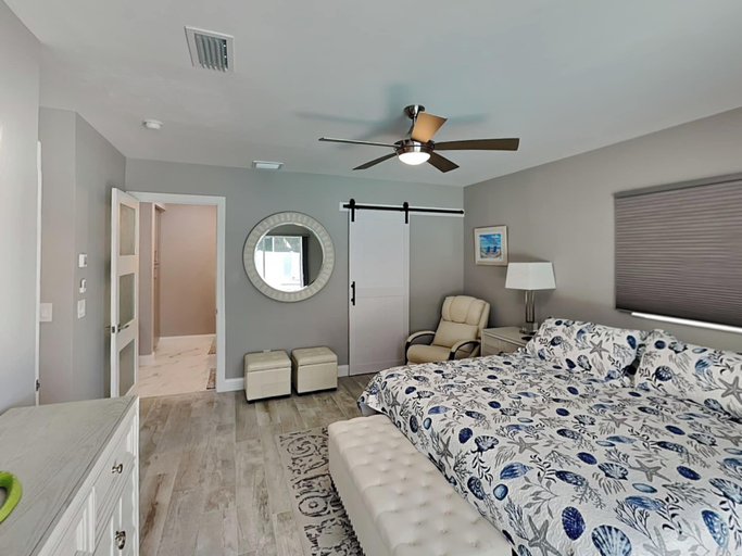 Bedroom 3, Sunrise Soiree, Lee