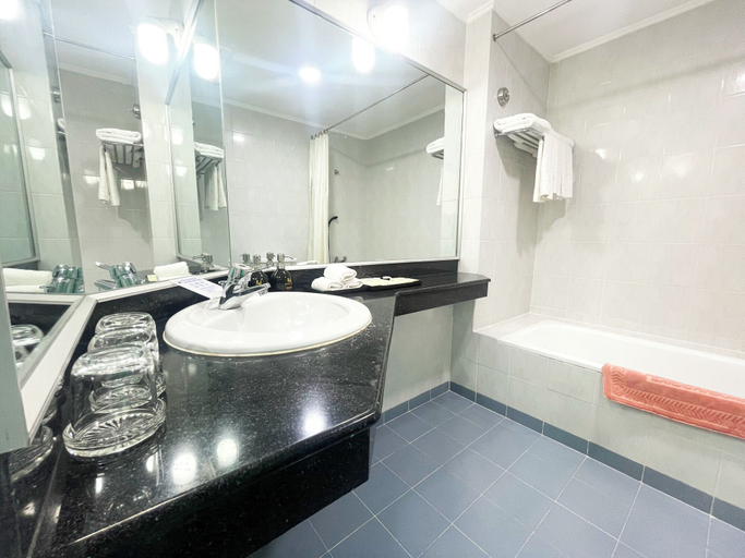 Bathroom 5, Bat Dat Hotel, District 5