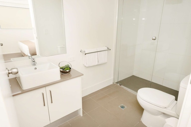 Bathroom 4, Oaks Moranbah Suites, Belyando