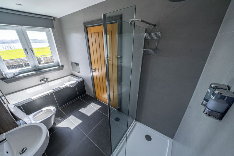 Bathroom 3, The Oak Tree Inn, Stirling
