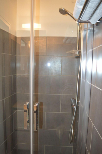 Bathroom 4, Appart'hotel Voltaire, Indre
