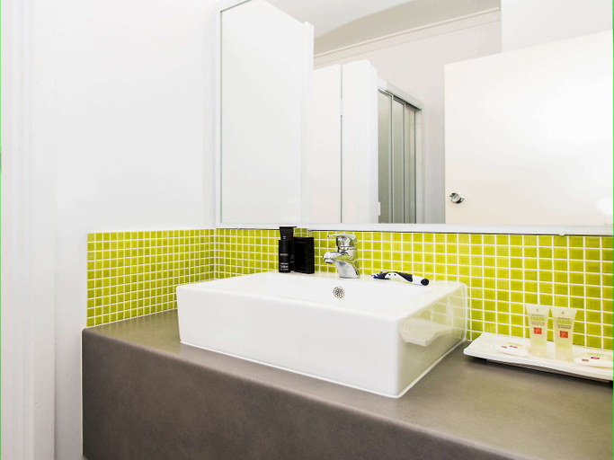 Bathroom 5, ibis Styles Geraldton, Greenough