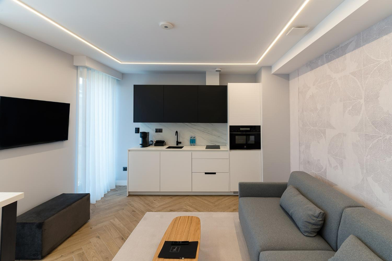 Others 5, Mauro Suites, León