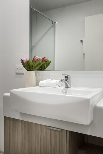 Bathroom 5, Quest Midland, Swan