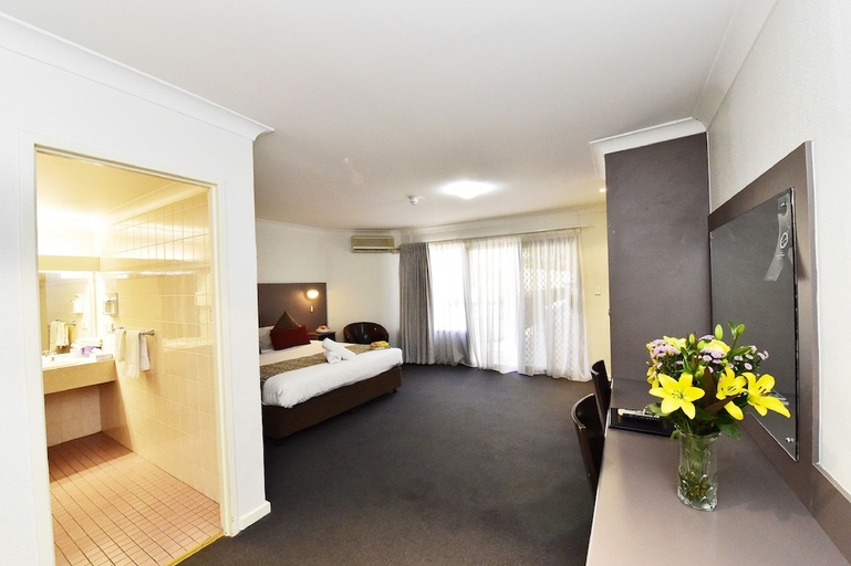 Bedroom 2, greet Hotel Alice Springs, Alice Springs- Stuart