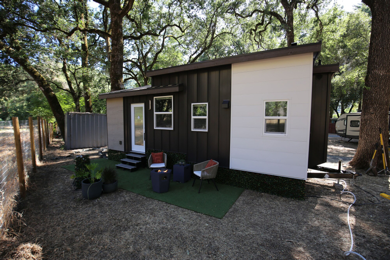 Exterior 6