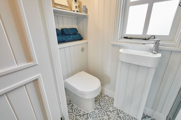 Bathroom 2, Host Stay The Lobster Pot, Redcar and Cleveland