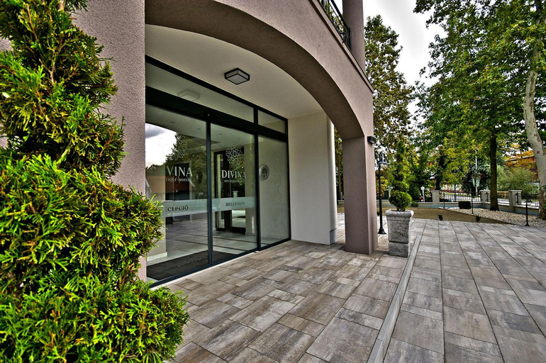Exterior & Views