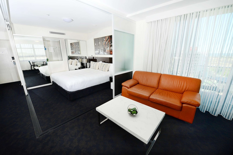 Bedroom 2, Oaks Gladstone Grand Hotel, Gladstone