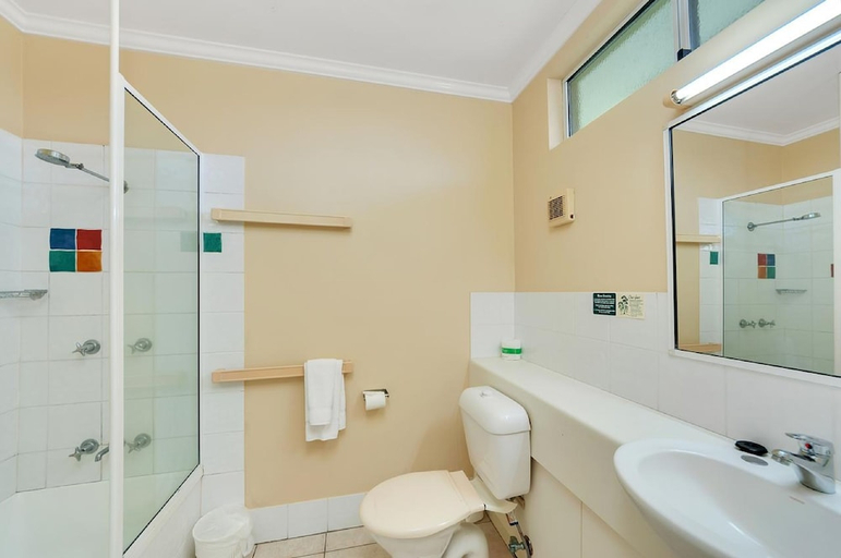 Bathroom 4, Tropical Queenslander Hotel, Cairns