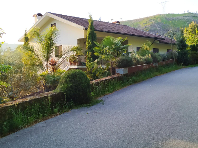 Spacious House in Ponte da Barca with Lake and Mountain View, Ponte da Barca
