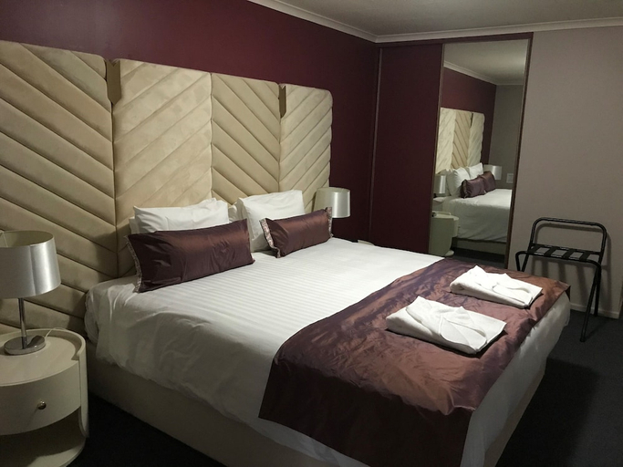 Bedroom 3, Highpoint International Hotel, Gladstone
