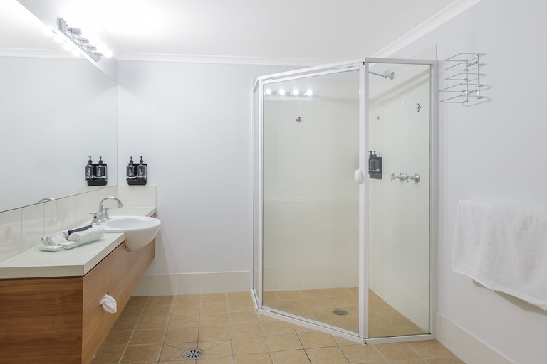 Bathroom 3, Ramada Encore by Wyndham Belconnen Canberra, Canberra