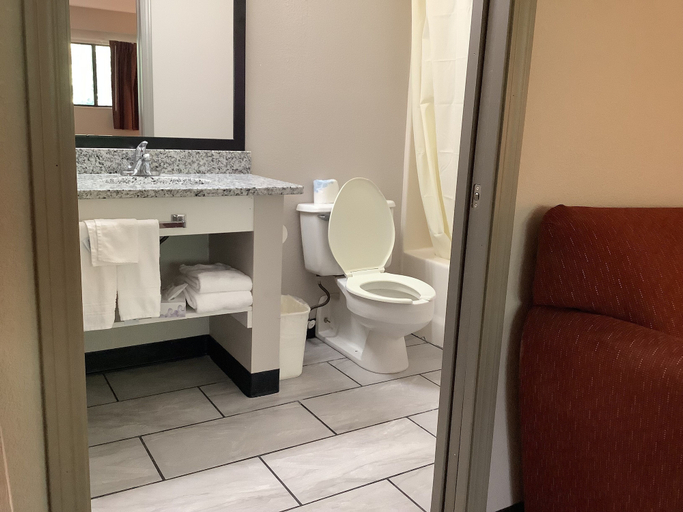 Bathroom 4, Days Inn by Wyndham Kingdom City, Callaway
