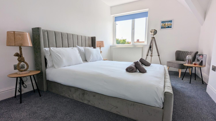 Others 3, Sandy Beach Apartment by Seaside Llandudno, Conwy
