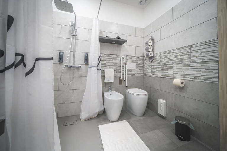 Bathroom 1, Il Sogno, Syracuse