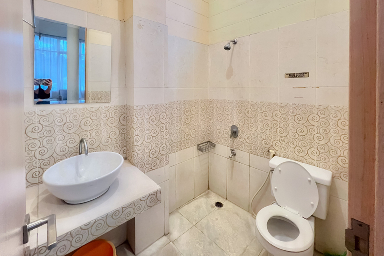 Bathroom 2, Wisma Anggrek Syariah Mitra RedDoorz, South Tangerang