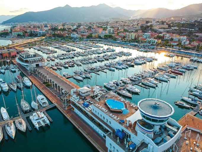 Others 3, Loano: Centro e Mare a portata di mano, Savona