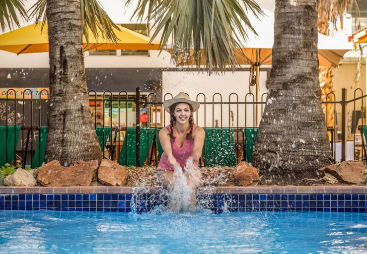 Sport & Beauty 5, Red Rock Hostel, Alice Springs- Stuart