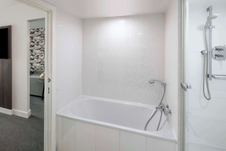 Bathroom 5, DoubleTree by Hilton Manchester - Piccadilly, Manchester