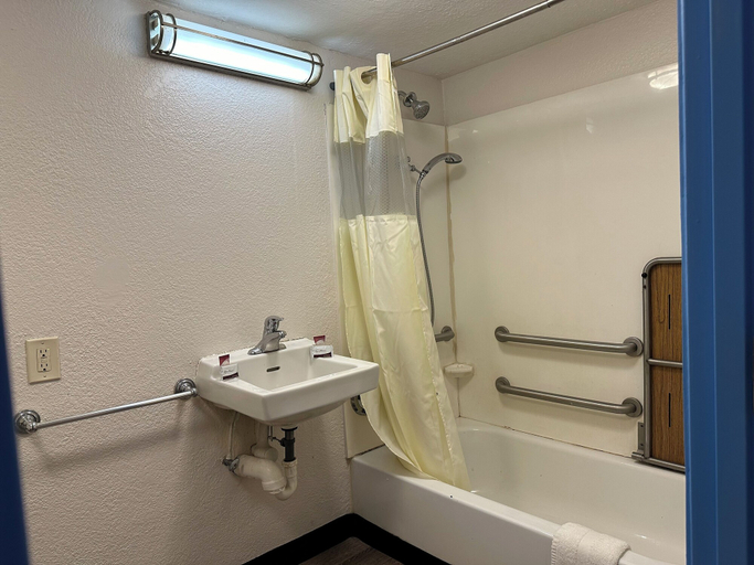 Bathroom, American Inn and Suites Bishop, Genesee