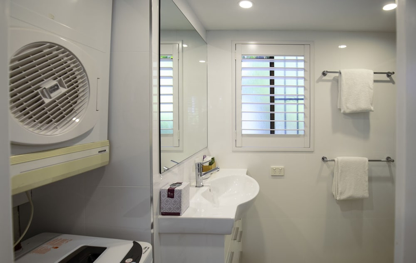 Bathroom 2, Ocean Breeze Resort, Noosa - Noosa-Noosaville