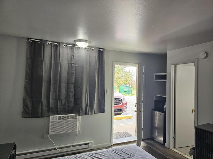 Others 5, Motel 81, Lackawanna