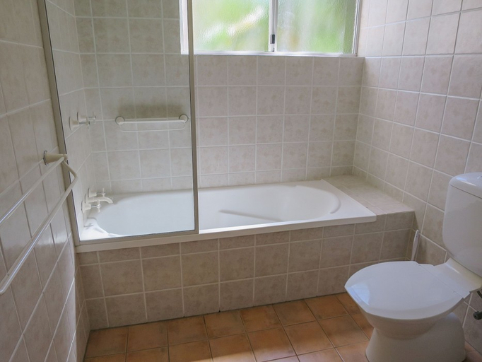Bathroom 4, Marlin Waters Beachfront Apartments, Cairns