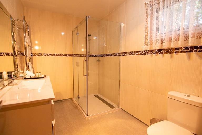 Bathroom 4, Lake St Clair Lodge, Central Highlands