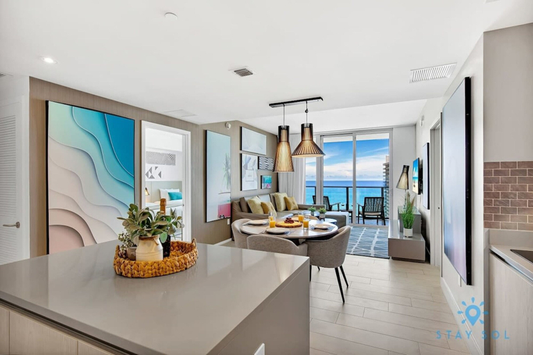 Room 4, Oceanfront Balcony Endless Views Amazing Pools, Broward