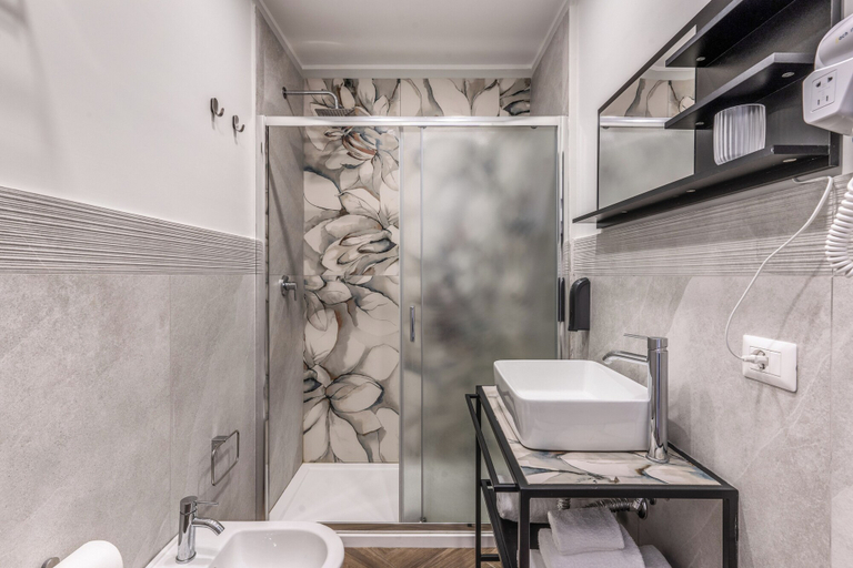Bathroom 5, Gravina8, Napoli