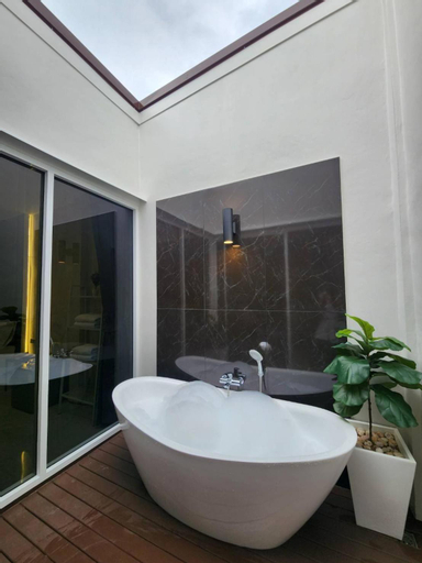Bathroom 14